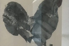 Kraehender-grauer-Hahn-23-25-x25-cm-Acryl-auf-Papier